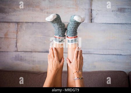 In der Mitte Komposition mit schönen Frau Beine Nachteil mit lustigen und bunten Socken von Hand genommen. alternative Freude und Lifestyle Konzept für in Stockfoto