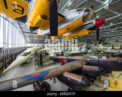 Duxford IWM-Imperial War Museum Duxford - das größte Luftfahrtmuseum in Großbritannien - Foto innerhalb des Luftraums Aufhänger, die im Jahr 2008 eröffnete Stockfoto