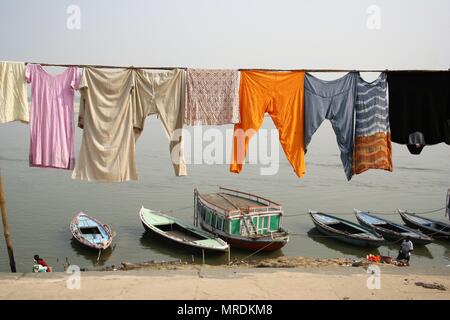 Linie der Waschmaschine über den Fluss Ganges mit Booten in den Hintergrund, Varanasi, Indien Stockfoto