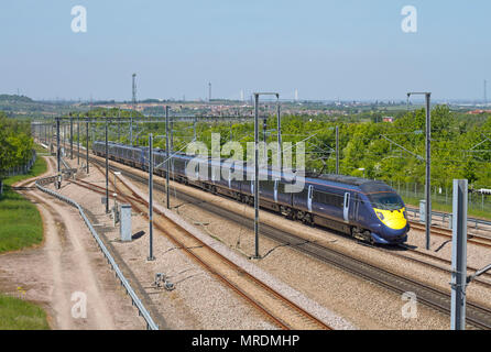 Ein Paar der Baureihe 395 „Javelin“ mit den Nummern 395013 und 395009 bilden am 19. Mai 2018 eine südöstliche Linie auf der HS1 in Singlewell. Stockfoto