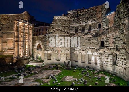 Forum des Augustus in der Nacht in Rom, Italien. Stockfoto