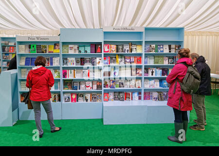 Bild: Menschen suchen im Buch Shop. Re: Hay Festival im Heu auf Wye, Powys, Wales, UK. Freitag, 25. Mai 2018 Stockfoto