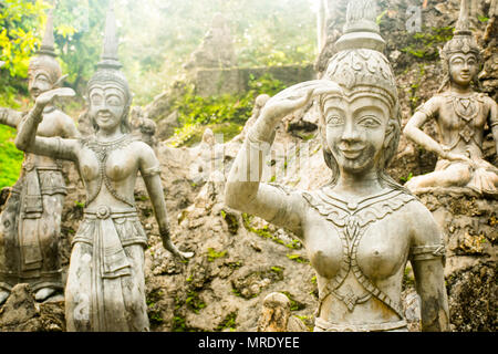 Statuen an geheimen Garten auf der Insel Koh Samui in Thailand. Stockfoto