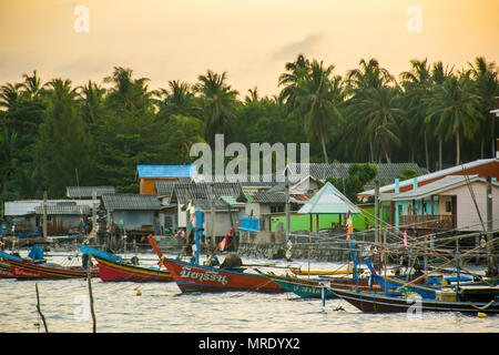 Fisherman's Village mit bunten Boote bei Sonnenuntergang, Koh Samui, Thailand Stockfoto