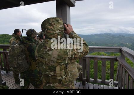 NATO-Verbündeten bereiten Sie sich für Feuer aus dem Stoupliubezni Turm während der Übung Adria Streik am 7. Juni in Dobrina, Slowenien 2017 zu nennen. Diese Schulung vermittelt USA-Endgerät angreifen Controller die Chance, direkt mit den Armeen der anderen Nationen zu arbeiten. Die Übung, die NATO-Verbündeten aus den USA und der slowenischen Streitkräfte kritische Fähigkeiten zur Unterstützung der Ground Operations zu proben. (Foto durch Graigg Faggionato) Stockfoto