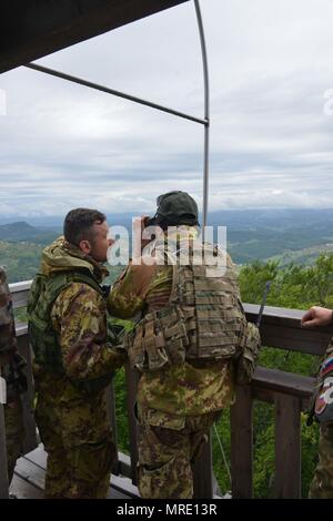 NATO-Verbündeten bereiten Sie sich für Feuer aus dem Stoupliubezni Turm während der Übung Adria Streik am 7. Juni in Dobrina, Slowenien 2017 zu nennen. Diese Schulung vermittelt USA-Endgerät angreifen Controller die Chance, direkt mit den Armeen der anderen Nationen zu arbeiten. Die Übung, die NATO-Verbündeten aus den USA und der slowenischen Streitkräfte kritische Fähigkeiten zur Unterstützung der Ground Operations zu proben. (Foto durch Graigg Faggionato) Stockfoto