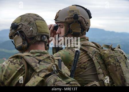 Flieger von der U.S. Army Air Force Tactical Air Control Party für Feuer aus dem STOUPLIUBEZNI TURM während der Übung Adria Streik Juni 7, 2017 Dobrina, Slowenien zu nennen. Diese Schulung vermittelt USA-Endgerät angreifen Controller die Chance, direkt mit den Armeen der anderen Nationen zu arbeiten. Die Übung, die NATO-Verbündeten aus den USA und der slowenischen Streitkräfte kritische Fähigkeiten zur Unterstützung der Ground Operations zu proben. (Foto durch Graigg Faggionato) Stockfoto