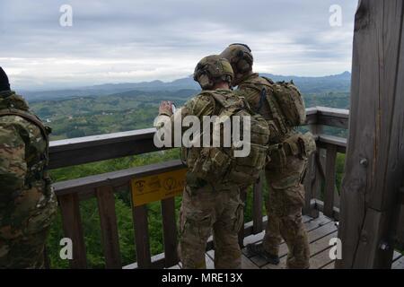 Flieger von der U.S. Army Air Force Tactical Air Control Party für Feuer aus dem STOUPLIUBEZNI TURM während der Übung Adria Streik Juni 7, 2017 Dobrina, Slowenien zu nennen. Diese Schulung vermittelt USA-Endgerät angreifen Controller die Chance, direkt mit den Armeen der anderen Nationen zu arbeiten. Die Übung, die NATO-Verbündeten aus den USA und der slowenischen Streitkräfte kritische Fähigkeiten zur Unterstützung der Ground Operations zu proben. (Foto durch Graigg Faggionato) Stockfoto