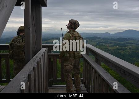 Flieger von der U.S. Army Air Force Tactical Air Control Party für Feuer aus dem STOUPLIUBEZNI TURM während der Übung Adria Streik Juni 7, 2017 Dobrina, Slowenien zu nennen. Diese Schulung vermittelt USA-Endgerät angreifen Controller die Chance, direkt mit den Armeen der anderen Nationen zu arbeiten. Die Übung, die NATO-Verbündeten aus den USA und der slowenischen Streitkräfte kritische Fähigkeiten zur Unterstützung der Ground Operations zu proben. (Foto durch Graigg Faggionato) Stockfoto