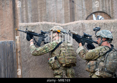 Sgt. Dallas Walker (links) und Pvt. Jonathan Davis, infanteristen an 2nd Battalion, 35th Infantry Regiment, 3. Brigade Combat Team, 25 Infanterie Division, abzudecken und suchen für eine simulierte Sniper an einem Training Website des Marine Corps Training Bereich Faltenbälge, Hawaii, am 6. Juni 2017. Die Soldaten waren Teil eines simulierten Mission einen hohen Wert zu erfassen. (U.S. Armee Foto: Staff Sgt. Armando R. Limon, 3. Brigade Combat Team, 25 Infanterie Division). Stockfoto