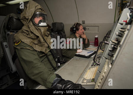 Oberstleutnant James Mattey, der loslösung Commander für fast 100 Reservisten aus der 513th Air Control Gruppe zur Unterstützung der BALTOPS 2017 bereitgestellt, Tests eine chemische Kriegsführung Maske am 8. Juni 2017, an Bord eine E-3 Sentry Airborne Warnung und Steuerung von Flugzeugen während einer Mission für Baltops 2017. Die jährliche Übung bezieht fast 900 Flieger, 50 Schiffe und u-Boote und 40 Flugzeugen, die von 14 Mitgliedstaaten. (U.S. Air Force Foto/2 Lt Kaleb Wanzer) Stockfoto