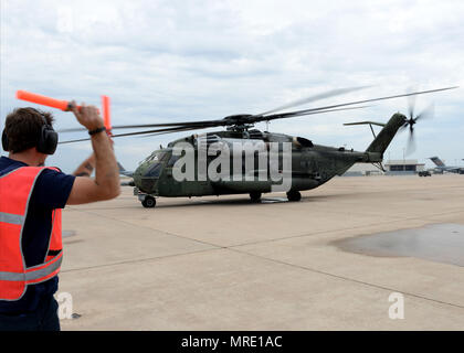 Der Sikorsky CH-53E Super Hengst ist ein schwerer Transporthubschrauber des United States Marine Corps, der große Ladungen und Personal transportieren kann. Das Archivbild dokumentiert Bodenabfertigung und Betankung auf der Luftwaffenbasis Altus im Jahr 2017 während eines Transitfluges. Stockfoto