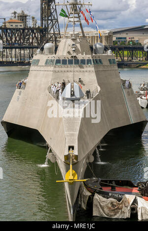 170608-N-ZP 059-163 PORTLAND Erz., (8. Juni 2017) Unabhängigkeit - Klasse Littoral Combat Ship USS Jackson (LCS 6) Segler die Schienen Mann, wie das Schiff in Portland für Rose Festival Flotte Woche ankommt. Das festival und Portland Flotte Woche sind ein Fest der See mit Matrosen, Marines, und Küstenwache Mitglieder aus den USA und Kanada, die Stadt eine Anlaufstelle. (U.S. Marine Foto von Mass Communication Specialist 2. Klasse Jakob G. Sisco/Freigegeben) Stockfoto