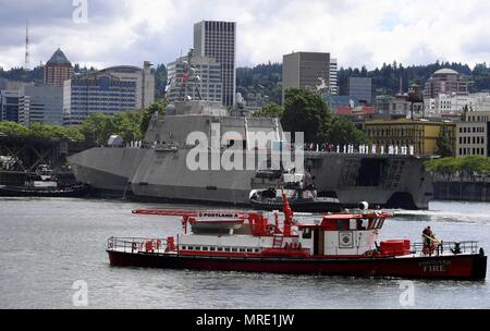 170608-N-WX 604-335 PORTLAND, Erz (8. Juni 2017) Die Unabhängigkeit-Klasse USS Jackson Littoral Combat Ship (LCS 6) kommt an der Portland riverfront für Rose Festival Flotte Woche. Das festival und Portland Flotte Woche sind ein Fest der See mit Matrosen, Marines, und Küstenwache Mitglieder aus den USA und Kanada, die Stadt eine Anlaufstelle. (U.S. Marine Foto von Mass Communication Specialist 2. Klasse Joseph Montemarano/Freigegeben) Stockfoto