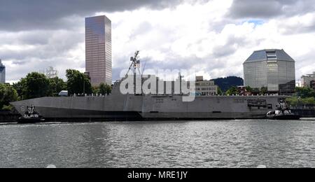 170608-N-WX 604-354 PORTLAND, Erz (8. Juni 2017) Die Unabhängigkeit-Klasse USS Jackson Littoral Combat Ship (LCS 6) kommt an der Portland riverfront für Rose Festival Flotte Woche. Das festival und Portland Flotte Woche sind ein Fest der See mit Matrosen, Marines, und Küstenwache Mitglieder aus den USA und Kanada, die Stadt eine Anlaufstelle. (U.S. Marine Foto von Mass Communication Specialist 2. Klasse Joseph Montemarano/Freigegeben) Stockfoto