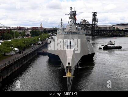 170608-N-WX 604-410 PORTLAND, Erz (8. Juni 2017) Die Unabhängigkeit-Klasse USS Jackson Littoral Combat Ship (LCS 6) kommt an der Portland riverfront für Rose Festival Flotte Woche. Das festival und Portland Flotte Woche sind ein Fest der See mit Matrosen, Marines, und Küstenwache Mitglieder aus den USA und Kanada, die Stadt eine Anlaufstelle. (U.S. Marine Foto von Mass Communication Specialist 2. Klasse Joseph Montemarano/Freigegeben) Stockfoto