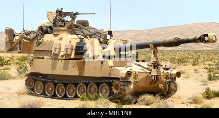 Soldaten mit Akku, 2d-Bataillon, 114 Field Artillery Regiment, Verlegung einer M109A6 Paladin Haubitze zu einem Schießplatz während des Bataillon live Fire Training Juni 7, 2017, in der National Training Center. (Mississippi National Guard Foto von SPC. Justin Humphreys, 102 d Public Affairs Abteilung) Stockfoto