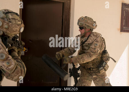 Spc. Tyler Lam, ein infanterist mit Firma B zugeordnet sind, 3. Battalion, 8th Cavalry Regiment, 3. gepanzerte Brigade Combat Team, 1.Kavallerie Division, verwendet einen Rammbock eine verschlossene Tür während einer großen militärischen Übung in Südwestasien zu verletzen. (U.S. Armee Foto: Staff Sgt. Leah R. Kilpatrick, 3. gepanzerte Brigade Combat Team Public Affairs Office, 1.Kavallerie Division (freigegeben) Stockfoto