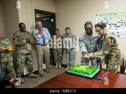 Generalmajor Marion Garcia, Kommandierender General des 200 Militärpolizei Kommando, Koteletts auf einer congratulatory Kuchen mit Hilfe von SPC. Derrick Bonney, Personal Manager, während eine überraschung Feier für ihre Beförderung zum Major General in Fort Meade, Maryland, Juni 8. (U.S. Armee finden Foto von Master Sgt. Michel Sauret) Stockfoto