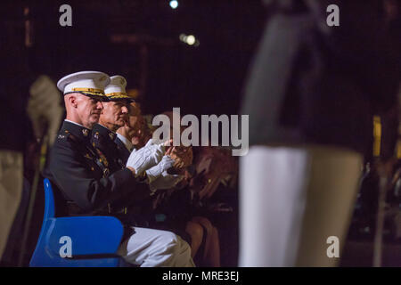 Von links, US Marine Corps Oberst Tyler J. Zagurski, kommandierender Offizier, Marine Barracks Washington und Generalleutnant Rex C. McMillian, Commander, U.S. Marine Corps Forces finden und Marine Northern Command, Klatschen beim abendlichen Parade bei Marine Barracks Washington, Washington, D.C., 2. Juni 2017. Abend Paraden sind als Mittel zur Einhaltung der hohen Beamten statt, verehrte Bürger und Förderer des Marine Corps. (U.S. Marine Corps Foto von Lance Cpl. Alex A. Quiles) Stockfoto