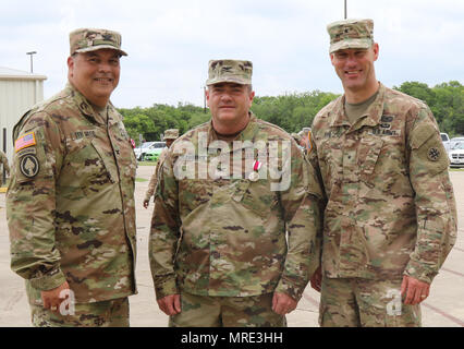 U.S. Army Reserve Brig. Gen. Alex Fink (rechts), die 4. sustainment Command (Auslandseinsätze) kommandierender General, steht mit Oberst Kenneth Lawrence (Mitte), der 4. ESC stellvertretenden kommandierenden Offizier, und Oberst Herman Ter Meer (links), die 4. ESC Stabschef, nach einer Ausbildung, wo der Oberst in den Ruhestand Awards am Jun 2, 2017 erhielt, in San Antonio, Texas. Zusammen Lawrence und Ter Meer zurückziehen mit zusammen 71 Jahre im Dienst der US-Armee finden. (U.S. Armee finden Foto von Maj. Brandon R. Mace) Stockfoto