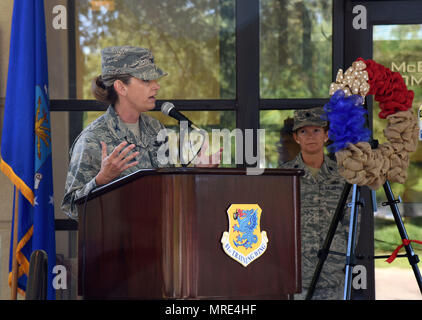 Oberst Michele Edmondson, 81st Training Wing Commander, liefert Erläuterungen während der McBride Commons großartige Eröffnungsfeier am 16. Mai 2017, am Keesler Air Force Base, Fräulein Die neun-Monats-Projekt verwandelt der ehemaligen Base Bibliothek in einem gemeinsamen Raum mit Bibliothek, Computer, Gravur, Gestaltung, Marketing und Druckereien und eine voll ausgestattete Küche für diejenigen, die mit der Basis. (U.S. Air Force Foto von Kemberly Groue) Stockfoto