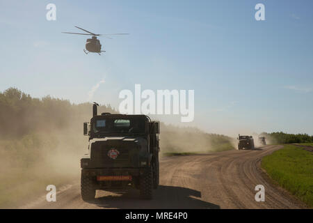 Kalten SEE, AB, Kanada - Marines Marine Wing Support Squadron 473 zugeordnet, 4 Marine Flugzeugflügel, Marine Reserve, Konvois zu den kanadischen Manöver Training Center, Camp Wainwright durch zwei Royal Canadian Air Force Bell CH-146 Griffons in Alberta, Kanada, 30. Mai 2017, während der übung Maple Flag 50 begleitet. MWSS-473 begleiten in Training Center reale Welt tanken Unterstützung der Royal Canadian Air Force CH-17 Chinook und CH-146 Griffon Typ Modell Serie während der Übung Maple Flag 50 zur Verfügung zu stellen. (U.S. Marine Corps Foto von Lance Cpl. Niles Lee/Freigegeben) Stockfoto