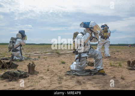 Kalten SEE, AB, Kanada - Crash Feuerwehr Marines mit Marine Wing Support Squadron 473, 4 Marine Flugzeugflügel, Marine Reserve, Praxis, die auf ihre Schutzeinrichtungen während eines simulierten Brandschutzübung an der Canadian Forces Base kalten See während der Übung Maple Flag, 1. Juni 2017. Drei geographisch getrennte MWSS-473 Abteilungen kamen zusammen, die in der übung Maple Flag 29. Mai - 23. Juni 2017 zu beteiligen, während ihrer jährlichen Schulung. (U.S. Marine Corps Foto von Lance Cpl. Niles Lee/Freigegeben) Stockfoto