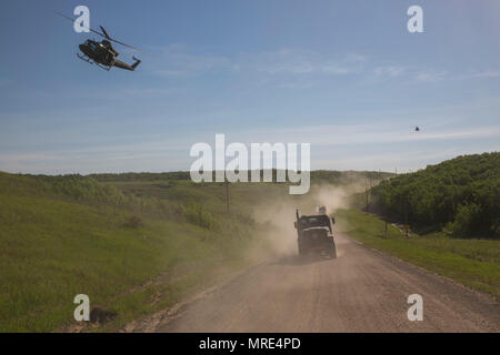 Kalten SEE, AB, Kanada - Marines Marine Wing Support Squadron 473 zugeordnet, 4 Marine Flugzeugflügel, Marine Reserve, Konvois zu den kanadischen Manöver Training Center, Camp Wainwright durch zwei Royal Canadian Air Force Bell CH-146 Griffons in Alberta, Kanada, 30. Mai 2017, während der übung Maple Flag 50 begleitet. MWSS-473 begleiten in Training Center reale Welt tanken Unterstützung der Royal Canadian Air Force CH-17 Chinook und CH-146 Griffon Typ Modell Serie während der Übung Maple Flag 50 zur Verfügung zu stellen. (U.S. Marine Corps Foto von Lance Cpl. Niles Lee) Stockfoto