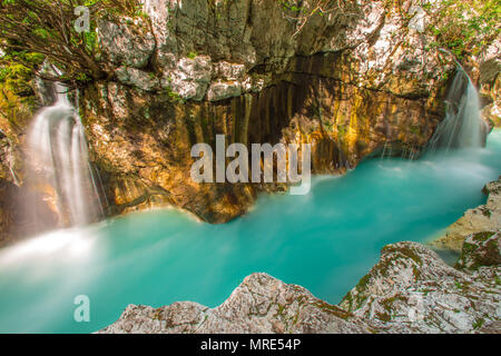 Fluss Soca schnitzt eine tiefe Schlucht, Schlucht in den Fels. Lange Belichtung geschossen von türkisfarbenem Wasser, springmelt vom Gletscher. Schöne Rock Schichten. Stockfoto