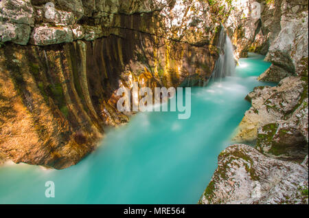 Fluss Soca schnitzt eine tiefe Schlucht, Schlucht in den Fels. Lange Belichtung geschossen von türkisfarbenem Wasser, springmelt vom Gletscher. Schöne Rock Schichten. Stockfoto