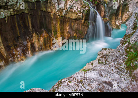 Fluss Soca schnitzt eine tiefe Schlucht, Schlucht in den Fels. Lange Belichtung geschossen von türkisfarbenem Wasser, springmelt vom Gletscher. Schöne Rock Schichten. Stockfoto