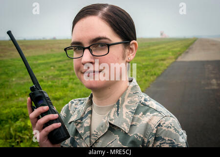 Us Air Force Airman 1st Class Kelly Mäntel, ein 35Th Operations Support Squadron Flugplatz Manager, posiert für ein Foto auf dem Flug Linie an Misawa Air Base, Japan, 25. Mai 2017. In ihrer Kapazität, Mäntel kümmert sich um die Instandhaltung der Start- und Landebahnen, Beleuchtung und andere Flugplatz Komponenten und Systeme, und trägt dazu bei, dass alle Starts und Landungen ohne Zwischenfall fortfahren kann. Wenn Sie nicht arbeiten, sie ist Zeichnung Comic der Base, "Airmanitis." Mäntel "die Kunst ist die Flucht aus der Realität die Kreditvergabe an ihre Ausfallsicherheit als warfighter im Pazifik. (U.S. Air Force Foto von Tech. Sgt. Benjamin W. Stratton) Stockfoto