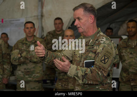 Us-Armee Generalmajor Walter Piatt, Commander, 10 Mountain Division, spricht mit Soldaten der 86th Infantry Brigade Combat Team (Berg), Vermont National Guard, am Fort Drum, N.Y., 8. Juni 2017. Die 86 IBCT (MTN) führte eine warfighter Übung für Ihre jährliche Weiterbildung. (U.S. Army National Guard Foto von SPC. Avery Cunningham) Stockfoto