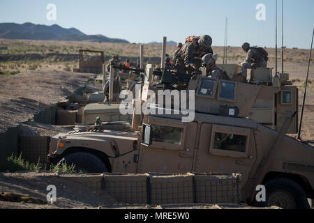 MARINE CORPS AIRGROUND COMBAT CENTER Twentynine Palms, Kalifornien - Marines ihre Waffensysteme im Bereich 106A an Bord Marine Corps Air Ground Combat Center, Twentynine Palms, Kalifornien, 2. Mai 2017 vorbereiten. Fahrzeug gunners mit der Logistik combat Element der Marine Air Ground Task Force 3 führte eine Live-Fire Schießen Nutzung Fahrzeug Waffensysteme während integrierte Ausbildung Übung 3-17 montiert. ITX ist eine Schulung Entwicklung führte fünf Mal im Jahr die Letalität und Co - Interoperabilität zwischen den vier Elemente einer Magtf zu verbessern. (U.S. Marine Corps Foto von Cpl. Jesus Sepulveda Torres) Stockfoto