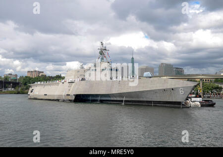 PORTLAND Erz (8. Juni 2017) Die Unabhängigkeit-Klasse USS Jackson Littoral Combat Ship (LCS 6) kommt in Portland für Rose Festival Flotte Woche. Das festival und Portland Flotte Woche sind ein Fest der See mit Matrosen, Marines, und Küstenwache Mitglieder aus den USA und Kanada, die Stadt eine Anlaufstelle. (U.S. Marine Foto von Mass Communication Specialist 3. Klasse Alana Langdon/Freigegeben) Stockfoto