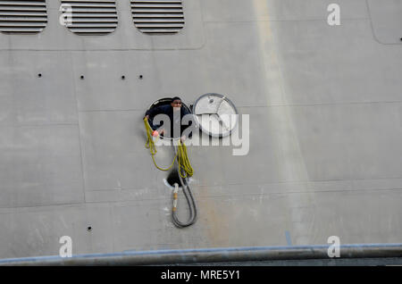 PORTLAND Erz (Juni 8, 2017) ein Matrose von der Unabhängigkeit-Klasse USS Jackson Littoral Combat Ship (LCS 6), bereitet die Leitung während des Schiffes Anreise nach Portland für Rose Festival Flotte Woche zu werfen. Das festival und Portland Flotte Woche sind ein Fest der See mit Matrosen, Marines, und Küstenwache Mitglieder aus den USA und Kanada, die Stadt eine Anlaufstelle. (U.S. Marine Foto von Mass Communication Specialist 3. Klasse Alana Langdon/Freigegeben) Stockfoto