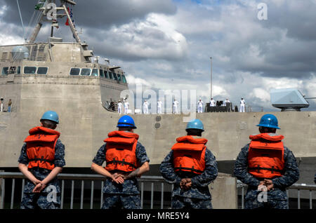 PORTLAND Erz (8. Juni 2017) Segler aus dem u-boot Tender USS Frank Kabel (wie 40) Stand by zu sichern Linien für die Ankunft von Unabhängigkeit - Klasse Littoral Combat Ship USS Jackson (LCS 6) in Portland für Rose Festival Flotte Woche. Das festival und Portland Flotte Woche sind ein Fest der See mit Matrosen, Marines, und Küstenwache Mitglieder aus den USA und Kanada, die Stadt eine Anlaufstelle. (U.S. Marine Foto von Mass Communication Specialist 3. Klasse Alana Langdon/Freigegeben) Stockfoto