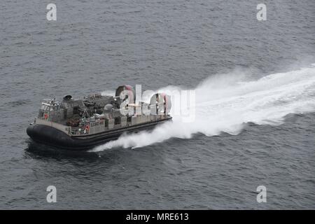 170608-N-JI 086-561 OSTSEE (8. Juni 2017) Landing Craft, Luftkissen 86, zum Angriff Craft Unit (ACU) 4, fährt der San Antonio-Klasse amphibious Transport dock Schiff USS Arlington LPD (24) Eine amphibische Landung am Strand während der Übung BALTOPS 2017 zu machen. BALTOPS 17 ist die wichtigste jährlich stattfindende Maritime - Übung in der baltischen Region und einer der größten Übungen in Nordeuropa konzentriert. (U.S. Marine Foto von Mass Communication Specialist 3. Klasse Ford Williams/Freigegeben) Stockfoto