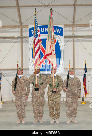 Soldaten des 548Th bekämpfen Sustainment Support Battalion Color Guard stand an Aufmerksamkeit bei einem Befehl Zeremonie am Lager Buehring, Kuwait, 5. Juni 2017. Oberstleutnant Anthony L. Wilson Sr. Ersetzt Oberstleutnant Douglas C. Thompson als Bataillonskommandeur. Die 548Th CSSB führt sustainment Operationen im gesamten Nahen Osten, Bereitstellung von Lieferungen und Leistungen zur Unterstützung der Operation Spartan Schild und Betrieb verbundenen Lösen. (U.S. Armee Foto von Sgt. Jeremy Bratt) Stockfoto