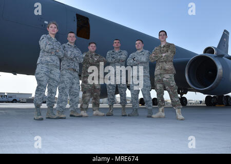Die 380th Expeditionary Operations Support Squadron ist eine Einheit der United States Air Force, die dem 380th Air Expeditionary Wing zur Unterstützung von Lufteinsätzen in Südwestasien zugewiesen ist. Das Archivbild dokumentiert die Flugzeuge des Wetterfluges der Geschwader, die am 5. Juni 2017 an einem nicht offengelegten Ort vor einem KC-10 Extender standen, und hebt die meteorologische Unterstützung für Missionsplanung und Sicherheit hervor. Stockfoto