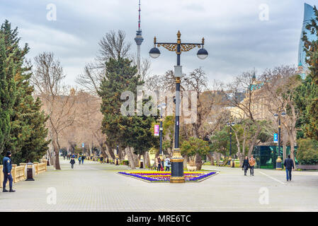 Baku, Aserbaidschan, 10. März 2018: schöne Blume Bett in Baku Boulevard im Frühjahr Stockfoto