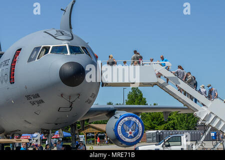 Die Mitglieder von Team Scott Tour verschiedene Flugzeuge, die auf dem Flug Linie kalihalde das Scott Air Force Base Airshow 2017, 9. Juni 2017. Die air show hatte proformances aus den Vereinigten Staaten Thunderbirds, Tora Tora Tora sowie Statik auf Anzeige für Gäste zu bereisen. (United States Air Force Foto von Flieger Daniel Garcia) Stockfoto