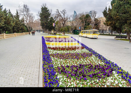 Baku, Aserbaidschan, 10. März 2018: schöne Blume Bett in Baku Boulevard im Frühjahr Stockfoto