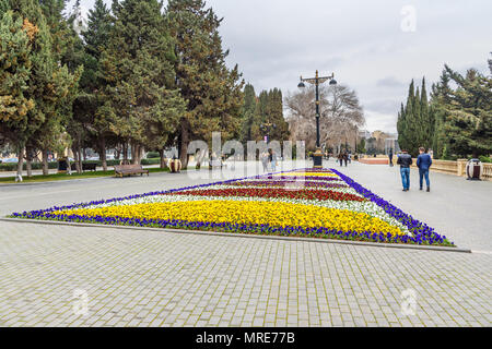 Baku, Aserbaidschan, 10. März 2018: schöne Blume Bett in Baku Boulevard im Frühjahr Stockfoto