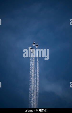 Die U.S. Air Force Thunderbirds sind die Luftdemonstrationsschwadron der United States Air Force, die die F-16 Fighting Falcon in Präzisionsflugzeugformationen fliegt. Das Archivbild dokumentiert eine Vorstellung vom 9. Juni 2017 auf der Scott Air Force Base, Illinois, wo Flugzeuge, die mit einem Raucherzeugungssystem anstelle der 20-mm-Kanone ausgestattet waren, eine öffentliche Luftshow demonstrierten. Stockfoto