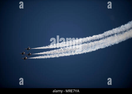 Die U.S. Air Force Thunderbirds sind die Luftdemonstrationsschwadron der United States Air Force, die die F-16 Fighting Falcon in Präzisionsflugzeugformationen fliegt. Das Archivbild dokumentiert eine Vorstellung vom 9. Juni 2017 auf der Scott Air Force Base, Illinois, wo Flugzeuge, die mit einem Raucherzeugungssystem anstelle der 20-mm-Kanone ausgestattet waren, eine öffentliche Luftshow demonstrierten. Stockfoto