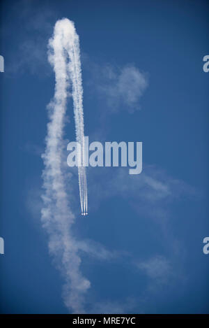Die U.S. Air Force Thunderbirds sind die Luftdemonstrationsschwadron der United States Air Force, die die F-16 Fighting Falcon in Präzisionsflugzeugformationen fliegt. Das Archivbild dokumentiert eine Vorstellung vom 9. Juni 2017 auf der Scott Air Force Base, Illinois, wo Flugzeuge, die mit einem Raucherzeugungssystem anstelle der 20-mm-Kanone ausgestattet waren, eine öffentliche Luftshow demonstrierten. Stockfoto