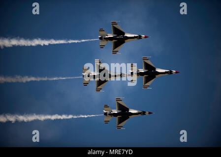 Die U.S. Air Force Thunderbirds sind die Luftdemonstrationsschwadron der United States Air Force, die die F-16 Fighting Falcon in Präzisionsflugzeugformationen fliegt. Das Archivbild dokumentiert eine Vorstellung vom 9. Juni 2017 auf der Scott Air Force Base, Illinois, wo Flugzeuge, die mit einem Raucherzeugungssystem anstelle der 20-mm-Kanone ausgestattet waren, eine öffentliche Luftshow demonstrierten. Stockfoto