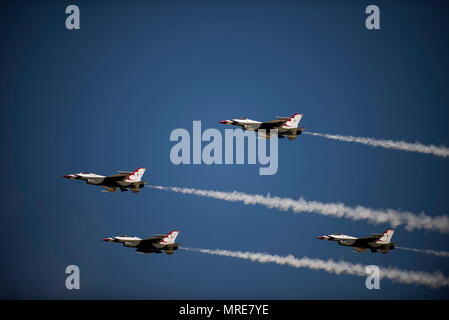 Die U.S. Air Force Thunderbirds sind die Luftdemonstrationsschwadron der United States Air Force, die die F-16 Fighting Falcon in Präzisionsflugzeugformationen fliegt. Das Archivbild dokumentiert eine Vorstellung vom 9. Juni 2017 auf der Scott Air Force Base, Illinois, wo Flugzeuge, die mit einem Raucherzeugungssystem anstelle der 20-mm-Kanone ausgestattet waren, eine öffentliche Luftshow demonstrierten. Stockfoto